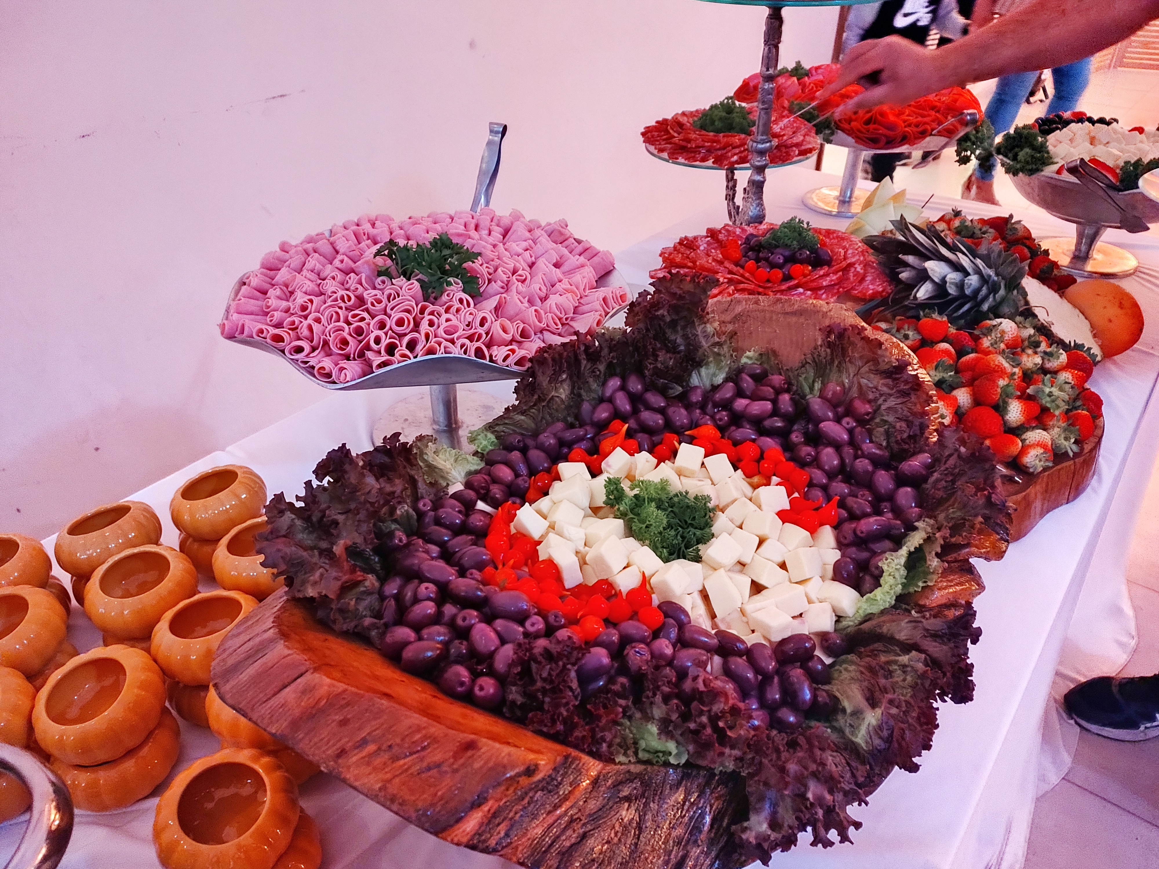 Mesa frios e frutas